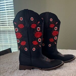 Black and red embroidered floral cowboy western square toe boots size 8.5